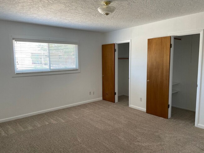 Building Photo - Open floorplan/Huge yard/Lots of Storage/Fireplace