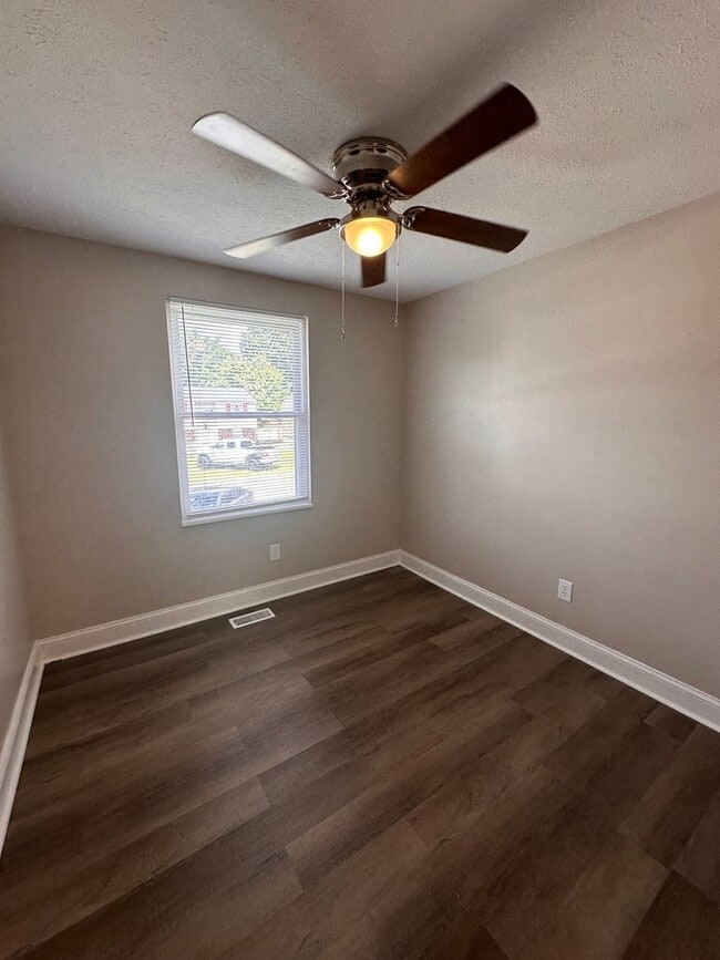 Building Photo - Renovated 5BR/2BA Bi-Level Home with Oversized 2 Car Garage For Rent!