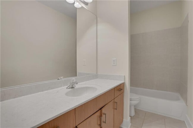 Building Photo - 3228 Silver Lake Dr NE