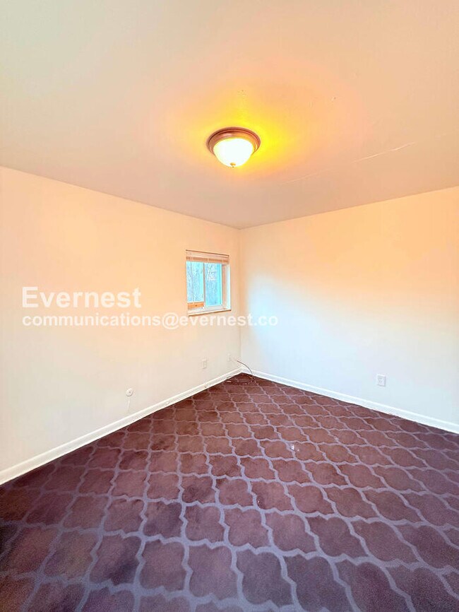 Building Photo - 15601 Schoolcraft Rd