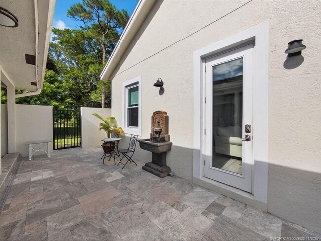 Building Photo - 724 NW Spruce Ridge Dr