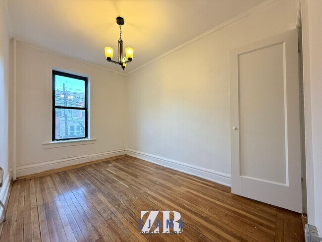 Building Photo - 240 Sullivan Pl