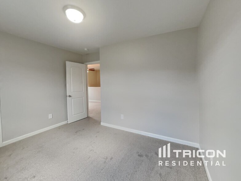 Building Photo - 4079 Village Park Ct