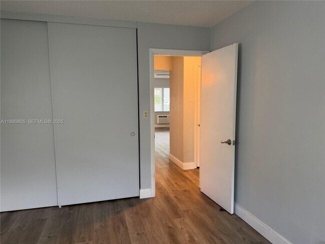 Building Photo - 2020 NE 51st Ct