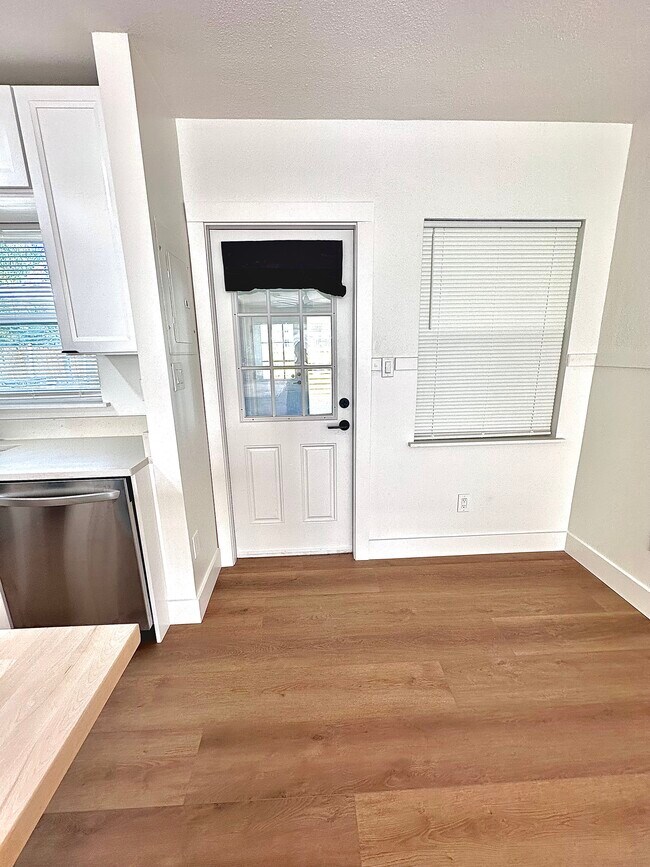 Building Photo - 1050 Nokomis St