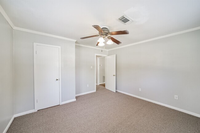 Building Photo - 5511 Kinglet St