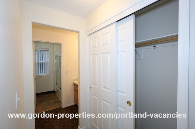 Building Photo - SE 73rd Ave - 3 bedroom townhouse in Mt Scott-Arleta neighborhood