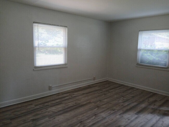 Building Photo - 238 E Beechwood Ave