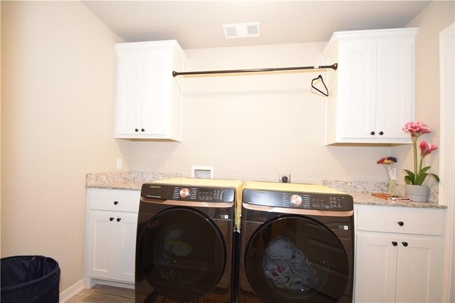 Building Photo - 5608 SW Gunstock Rd