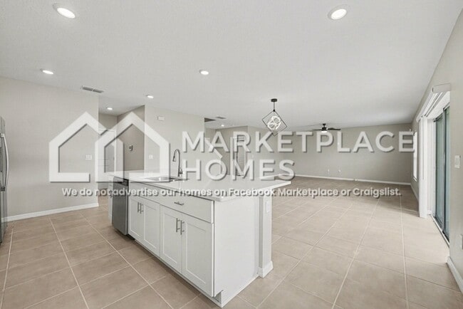 Building Photo - 2044 Rosewood Cir