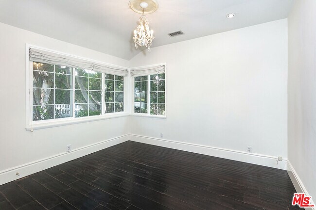 Building Photo - 1210 S Bedford Dr