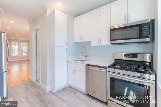 Building Photo - 624 Irving St NW