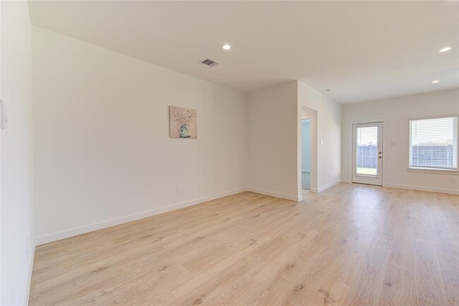 Building Photo - 1327 Via Sacra Dr