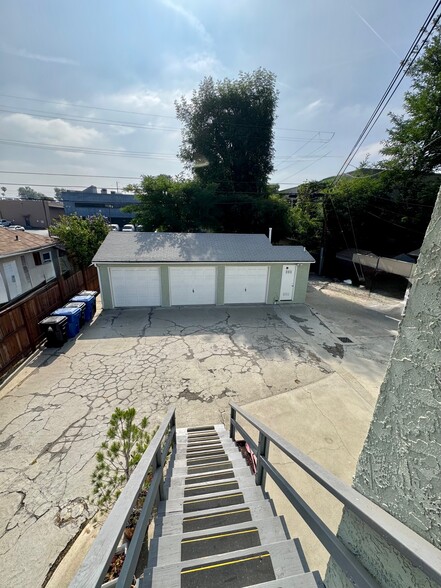 Garages - 5424 Vantage Ave
