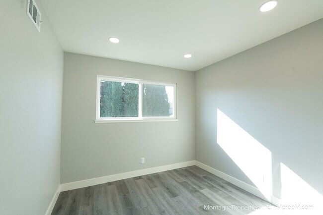 Building Photo - Spacious custom 4 bedroom home with pool and 2 car garage!