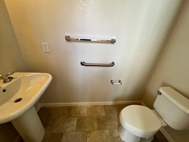 Building Photo - SPACIOUS FOUR BEDROOM HOUSE IN HAMILTON