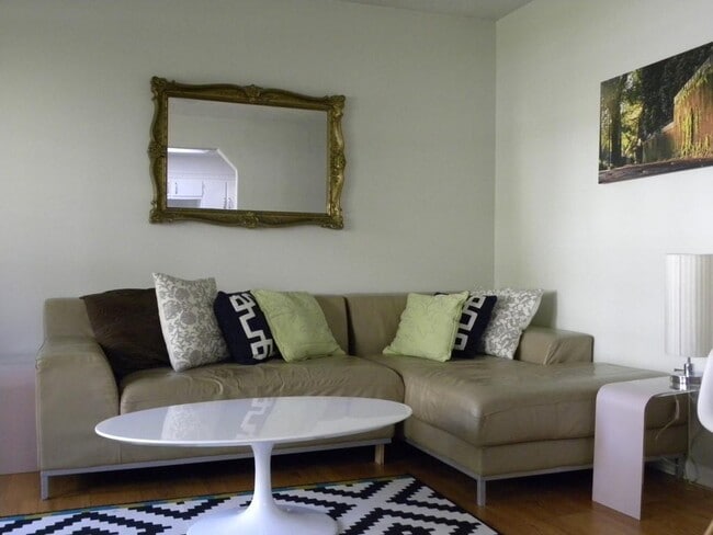 Building Photo - 322 Nelms Ave NE