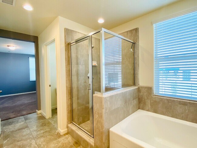 Building Photo - $2,395 Belmont & Fowler, 3 Bedroom - N Eli...