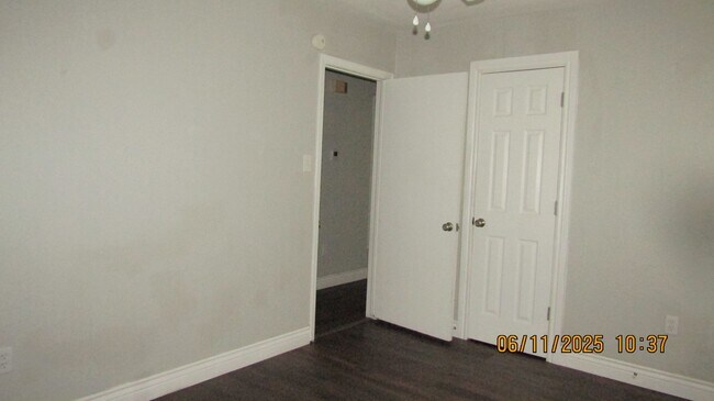 Building Photo - Lovely 3 bedroom 1 1/2 bath Pet friendly h...