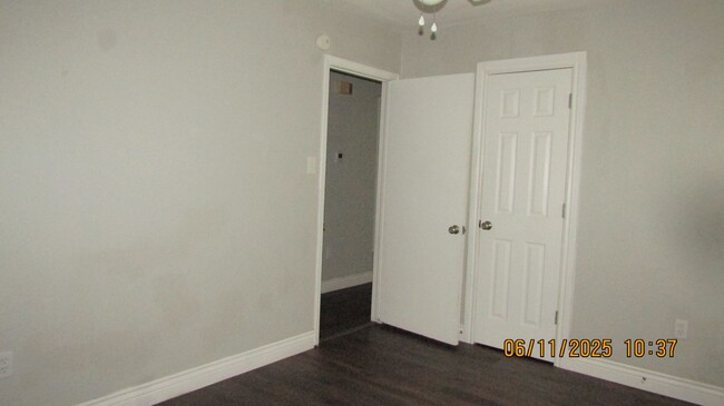 Building Photo - Lovely 3 bedroom 1 1/2 bath Pet friendly home
