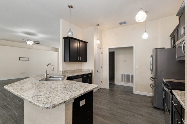 Building Photo - 10910 SW 41st Ave