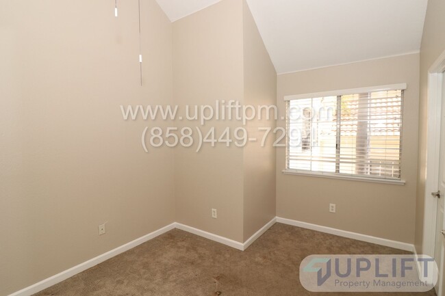 Building Photo - 2 Bed, 2.5 Bath condo w/ parking & pool!