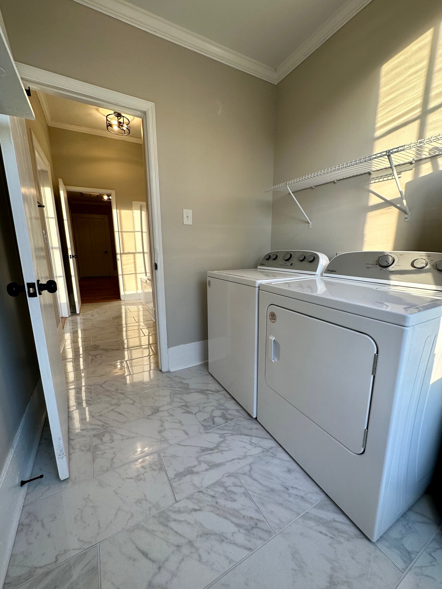 Building Photo - 983 Maple St