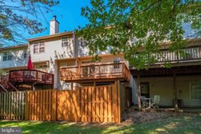 Building Photo - WELL MAINTAINED TOWNHOUSE WITH ONE CAR GARAGE, DECK,