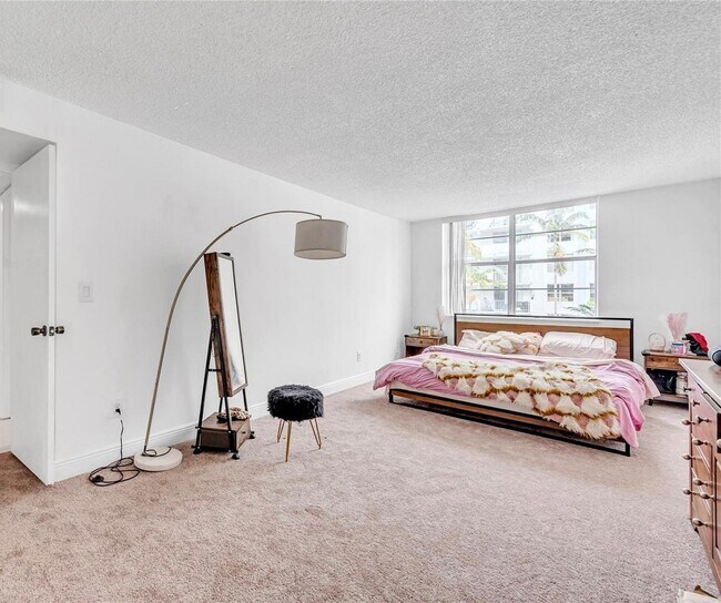 Building Photo - 488 NW 165th St