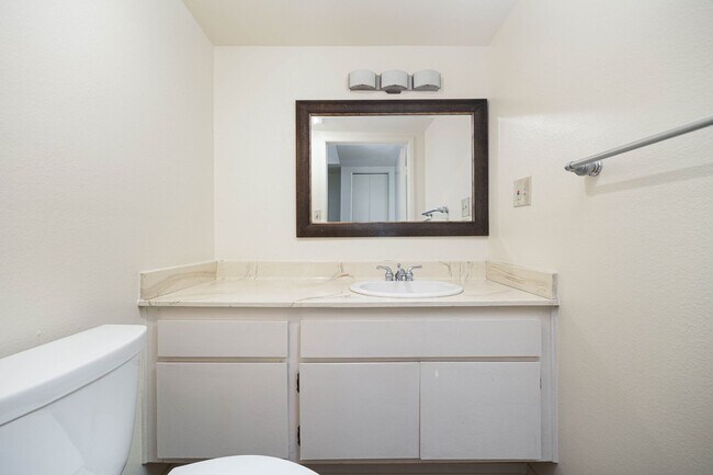 Building Photo - Updated La Jolla Townhome