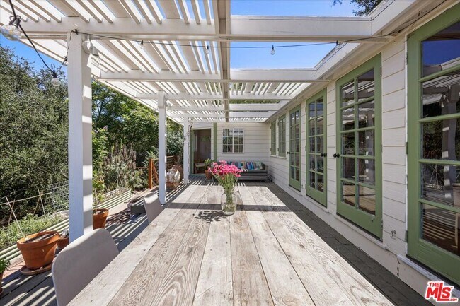Building Photo - 1555 Fernwood Pacific Dr