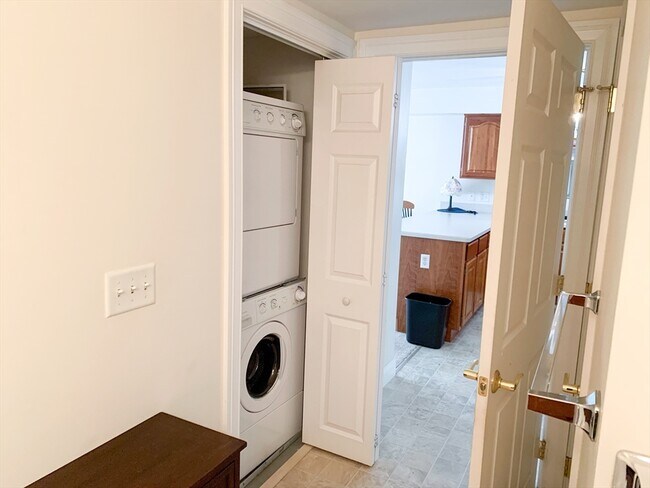 Building Photo - 25 Greenleaves Dr