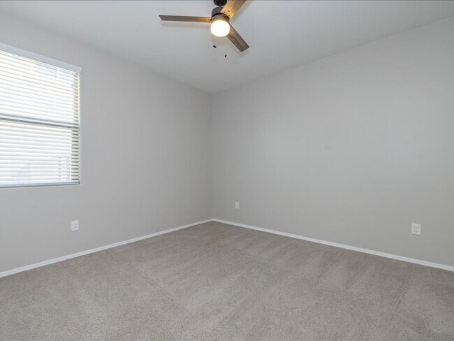 Building Photo - 4 Bedroom 2 Bathroom