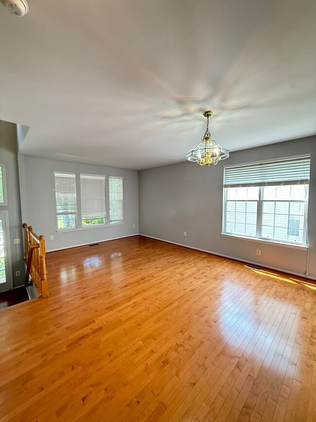 Building Photo - 5106 Higgins Dr