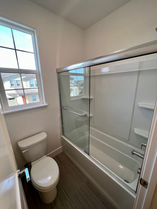 Building Photo - Gorgeous Nearly New Home With 4 Bed, 2.5 b...