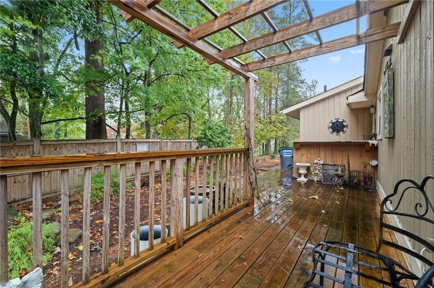 Building Photo - 4040 Summit Dr