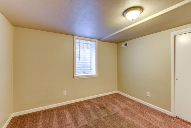 Building Photo - Pre-Lease August 2026; Large 5 Bedroom 3 B...