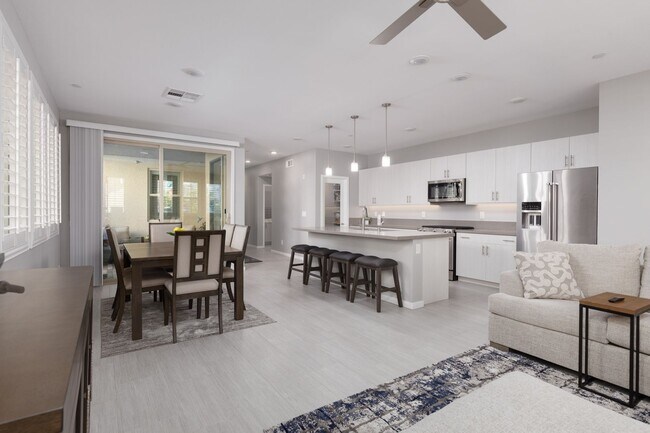 Building Photo - Luxury Summerlin townhome in resort style gated community