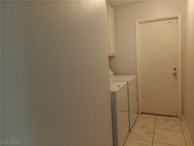 Building Photo - 6221 Peppermill Dr