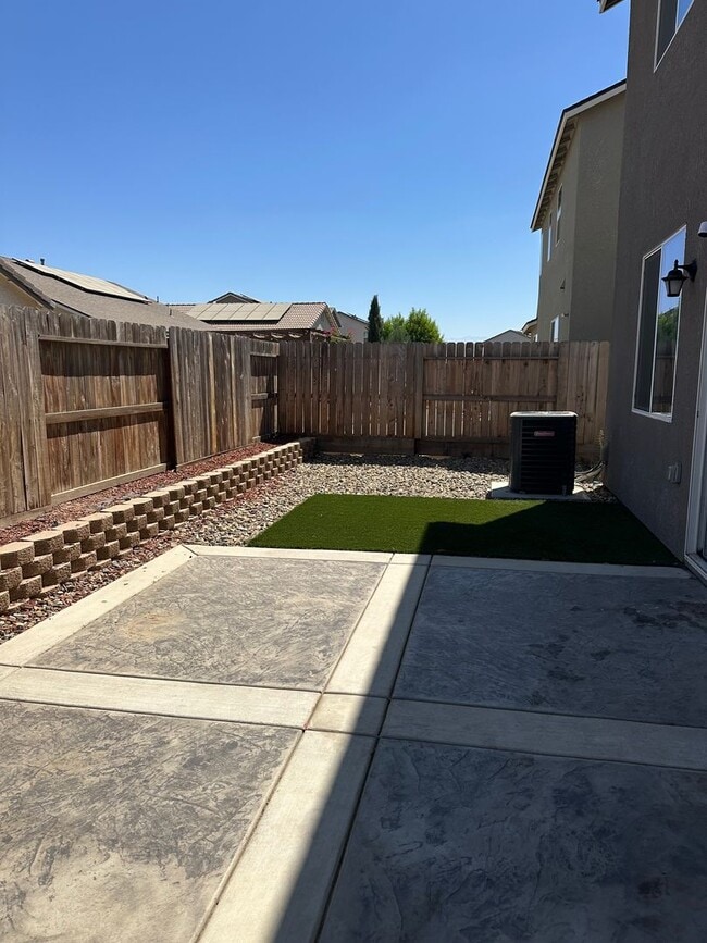 Building Photo - Beautiful newer home in a gated community
