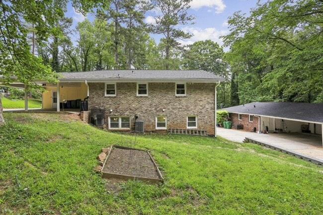 Building Photo - 2893 White Oak Dr