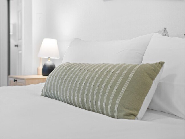 Building Photo - Bright & Comfortable 3 Bedroom Home (Furnished)