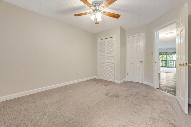 Building Photo - 208 Southlake Ct