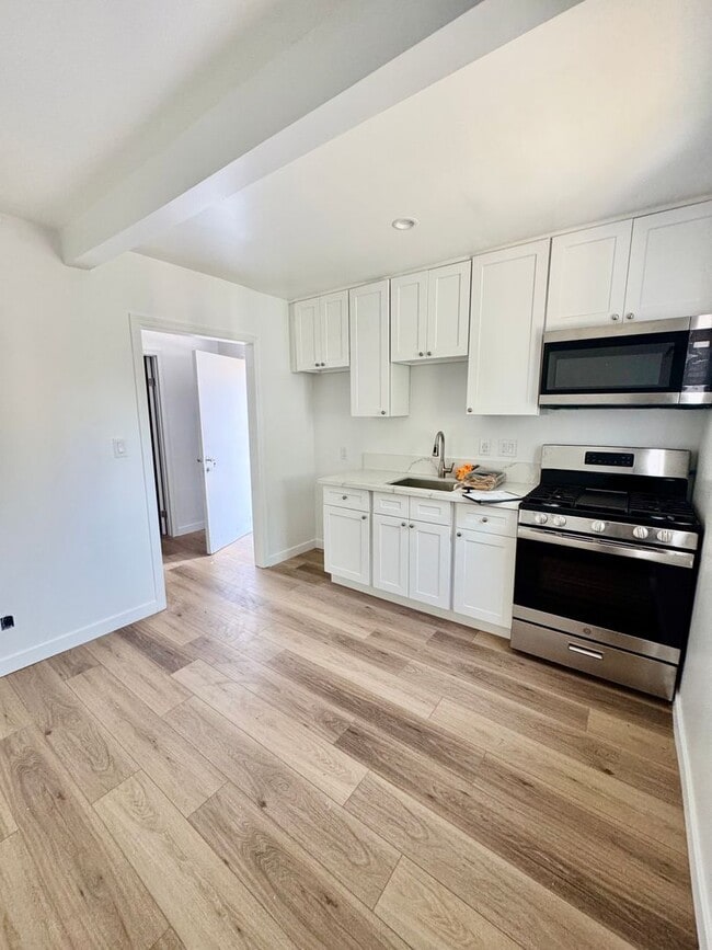 Building Photo - 2 Bedrooms/1 Bath AVAILABLE NOW!