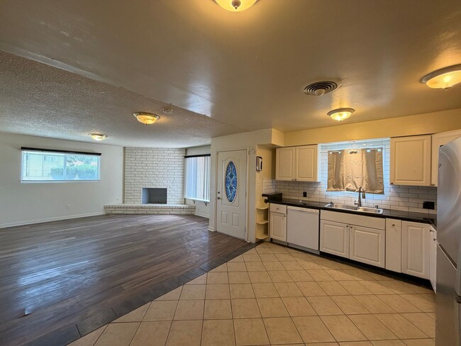 Building Photo - Adorable Home in Oleander Area!