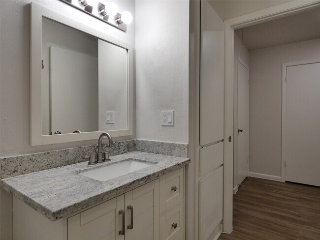 Building Photo - 610 Golfview Dr