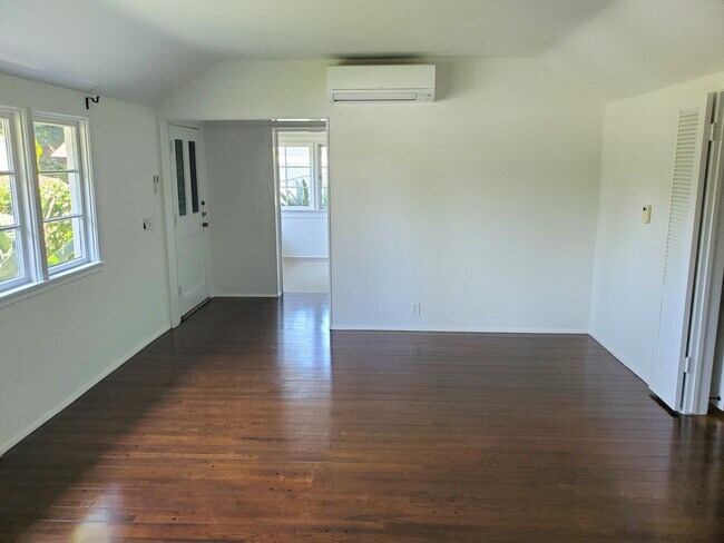 Building Photo - 8533 Rosewood Ave