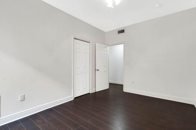 Building Photo - 518 Biscayne Dr