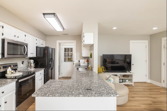 Building Photo - BEAUTIFUL 3 Bedroom 2 Full bath home locat...