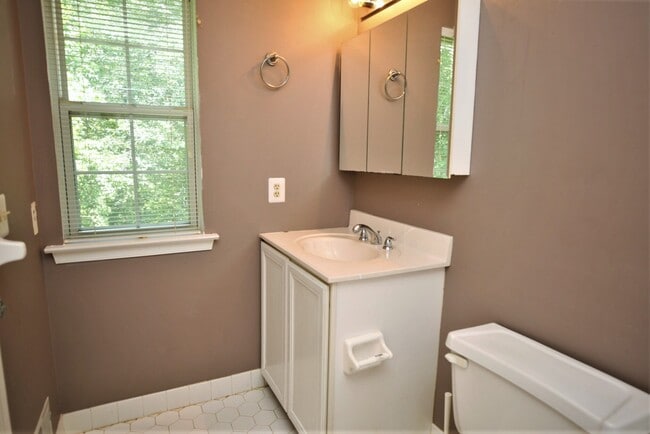 Building Photo - 13 Halstead Pl